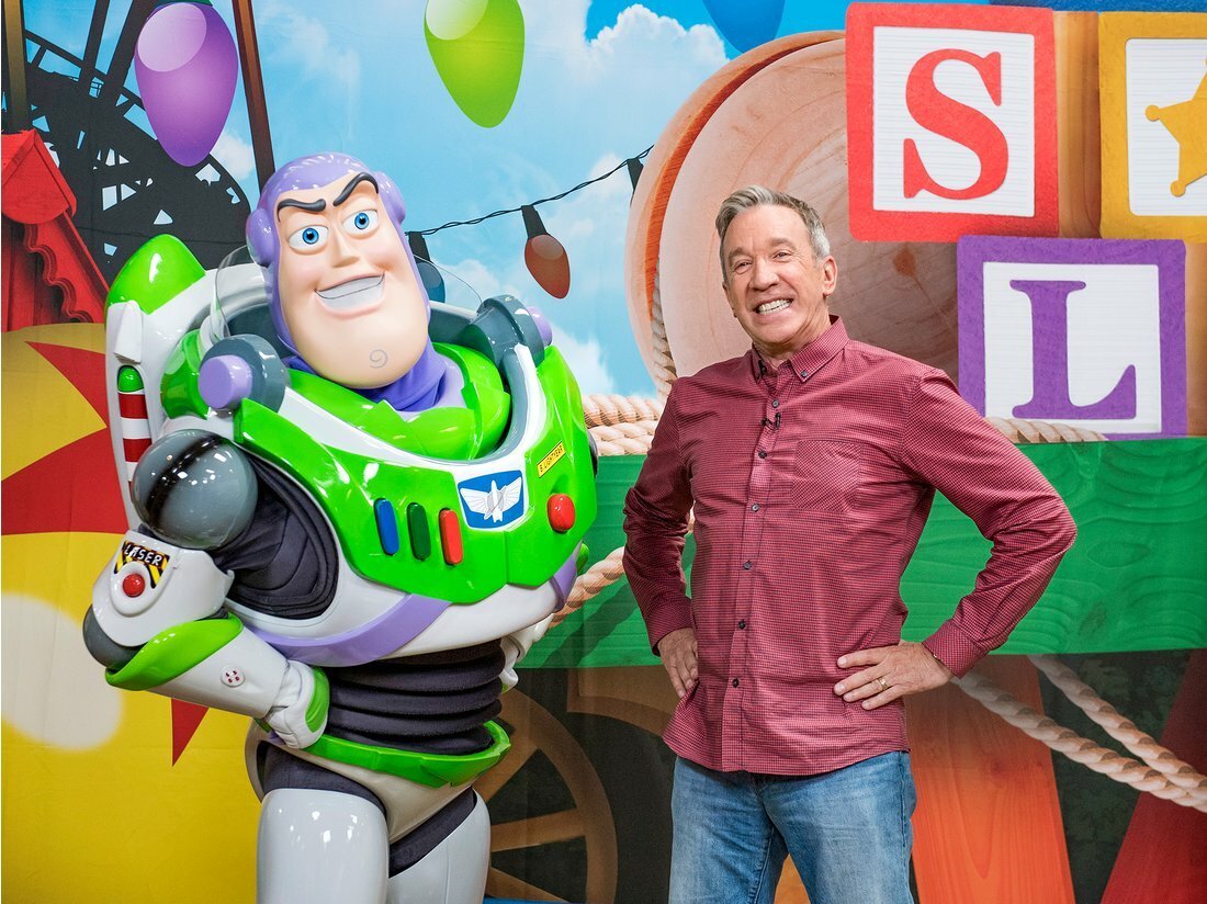 Tim Allen in posa con il personaggio di Buzz Linghting che ha doppiato per la saga Disney-Pixar