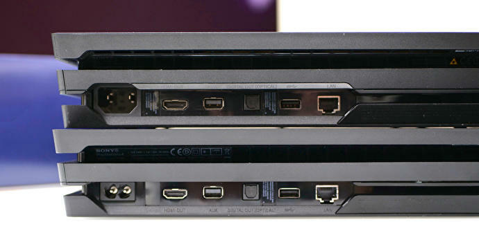 Clicca per vedere l'immagine originale Una foto conferma le differenze degli input di alimentazione tra due modelli di PS4 Pro