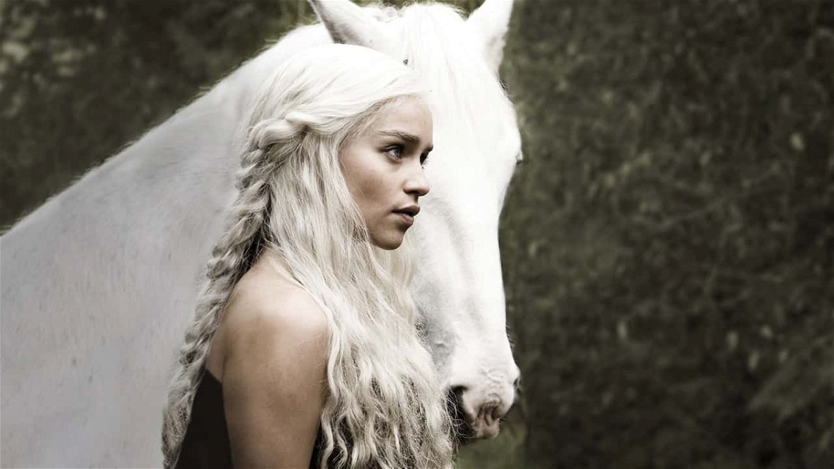 Emilia Clarke in Game of Thrones 1x01