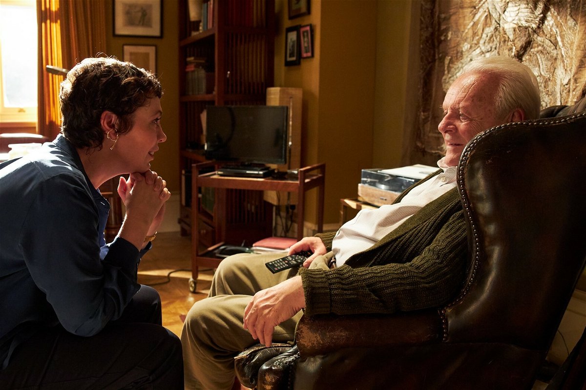 Olivia Colman e Anthony Hopkins conversano in una scena di The Father