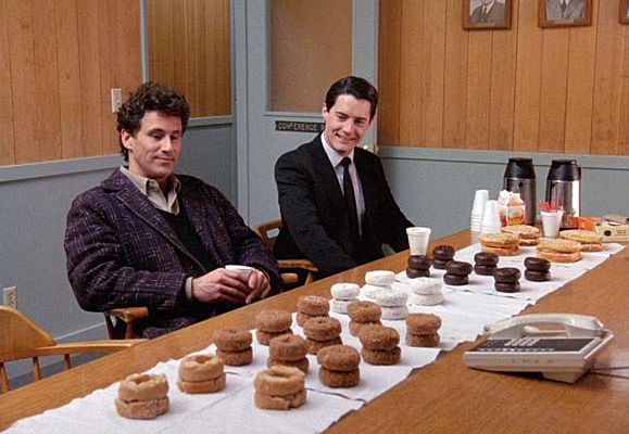 Gli agenti davanti a un tavolo di ciambelle in Twin Peaks