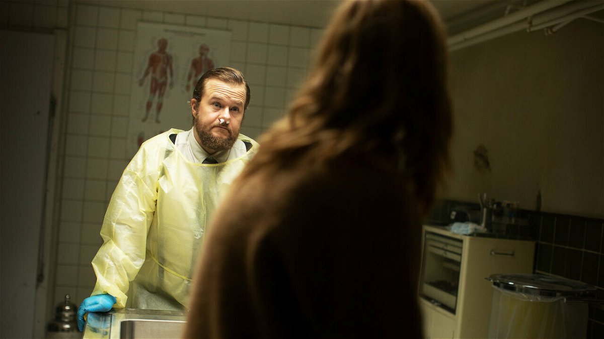 Elias Holmen Sørensen in una scena della serie Netflix Post Mortem - Nessuno muore a Skarnes