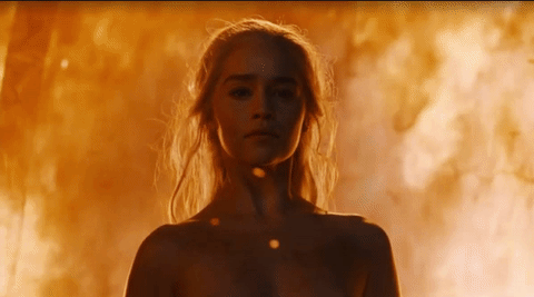 Daenerys emerge dalle fiamme