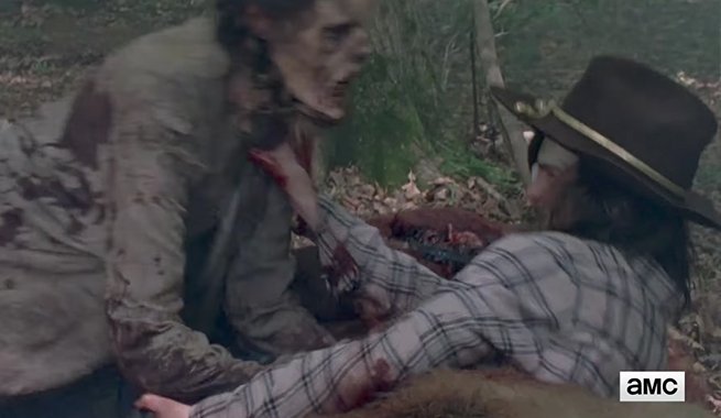 Uno zombie aggredisce Carl