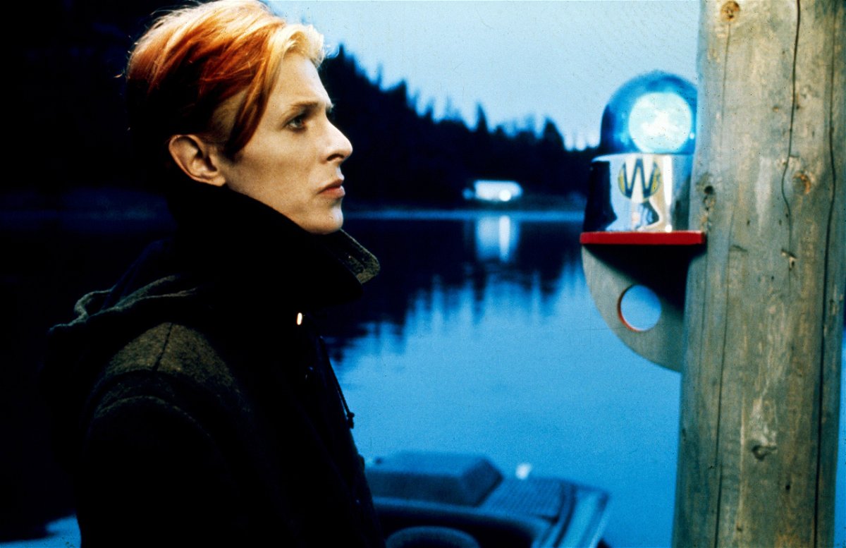 Una foto di David Bowie nel film L'uomo che cadde sulla Terra