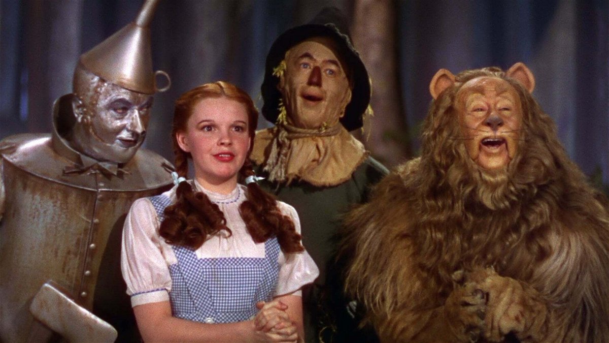 Dorothy circondata dai suoi compagni di avventura ne Il mago di Oz
