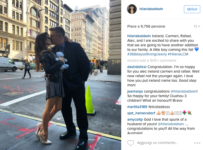 Alec Baldwin bacia la moglie Hilaria in uno scatto postato su Instagram