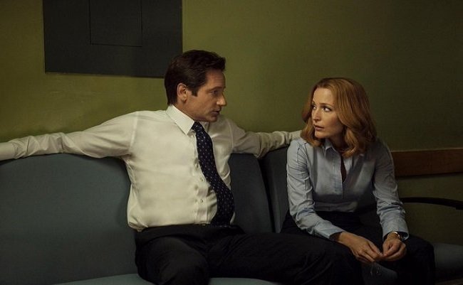 Fox Mulder e Dana Scully seduti
