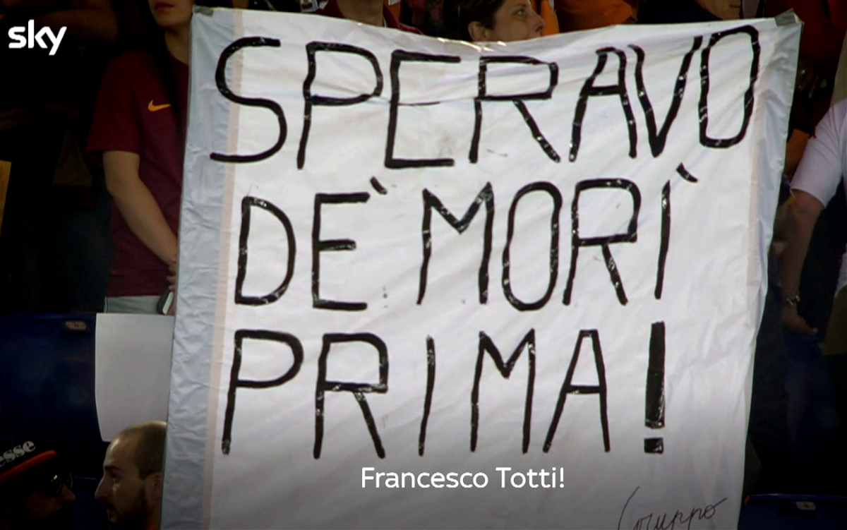 Lo striscione apparso all'addio di Totti