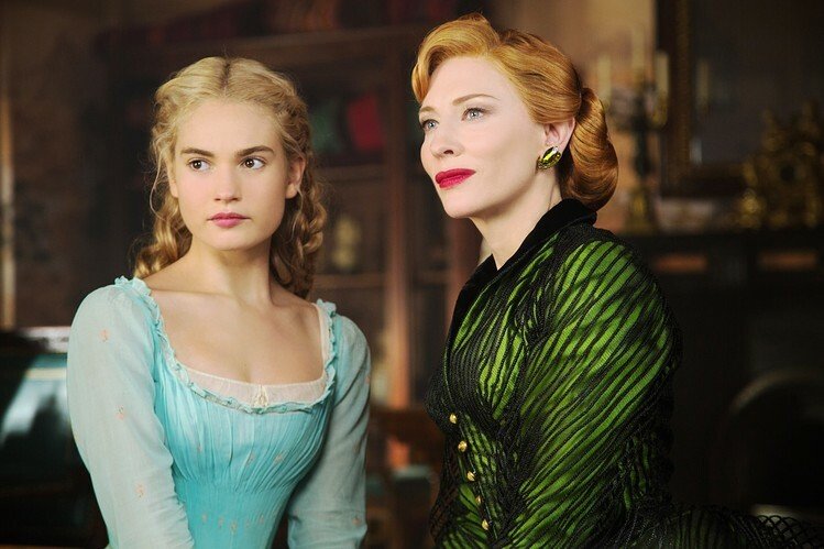 Cate Blanchett e Lily James in una scena di Cinderella