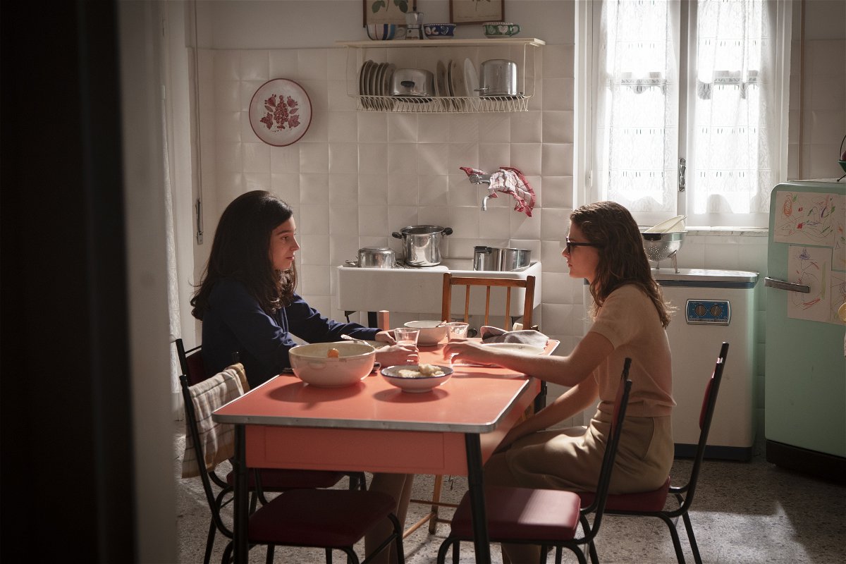 Elena e Lila sedute nella cucina di Lila