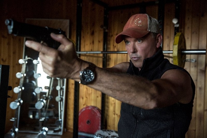 Michael Keaton imbraccia un fucile in American Assassin