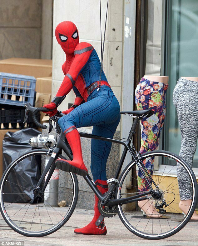 Tom Holland in bici nel ruolo di Spider-Man