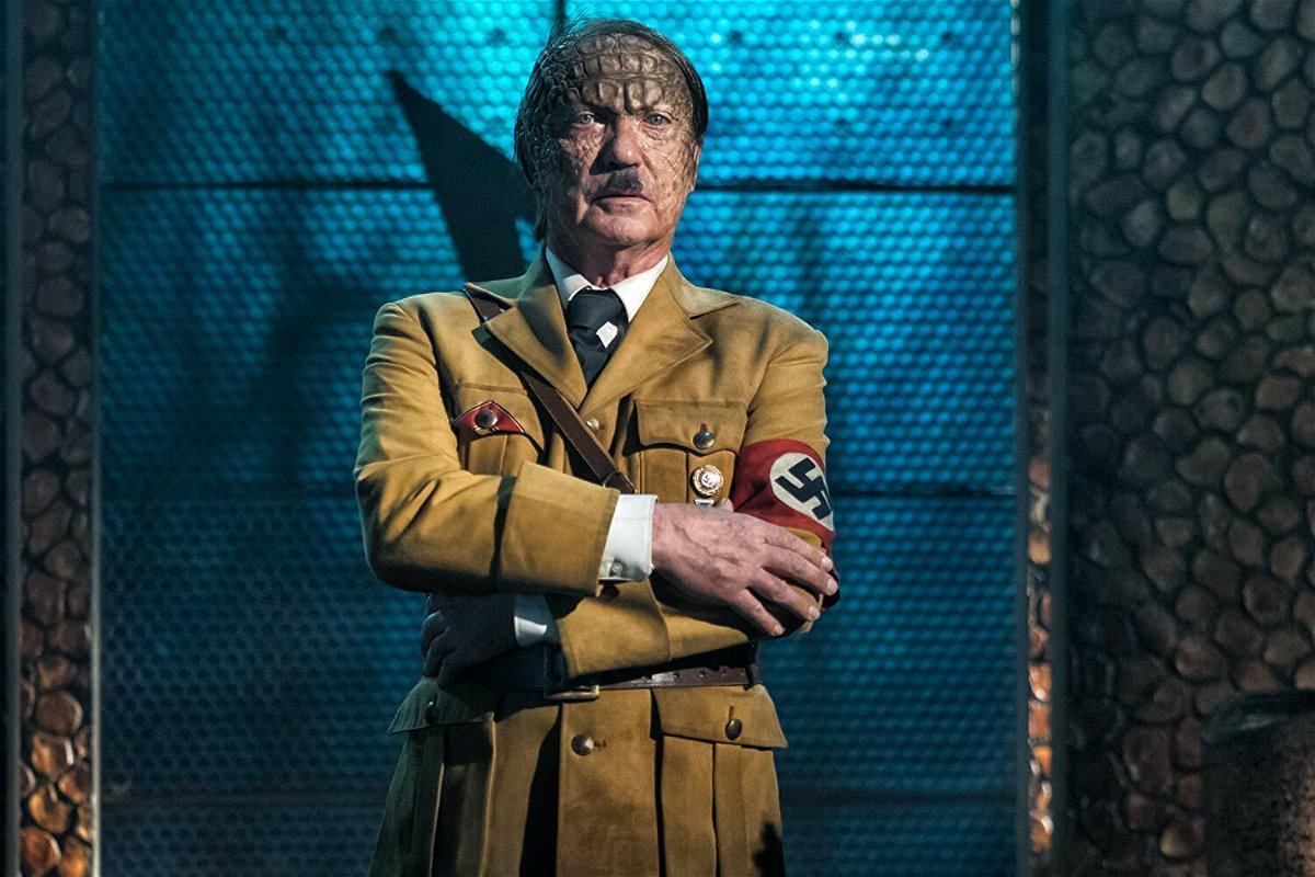 Un primo piano di Udo Kier versione Hitler zombie in Iron Sky: The Coming Race