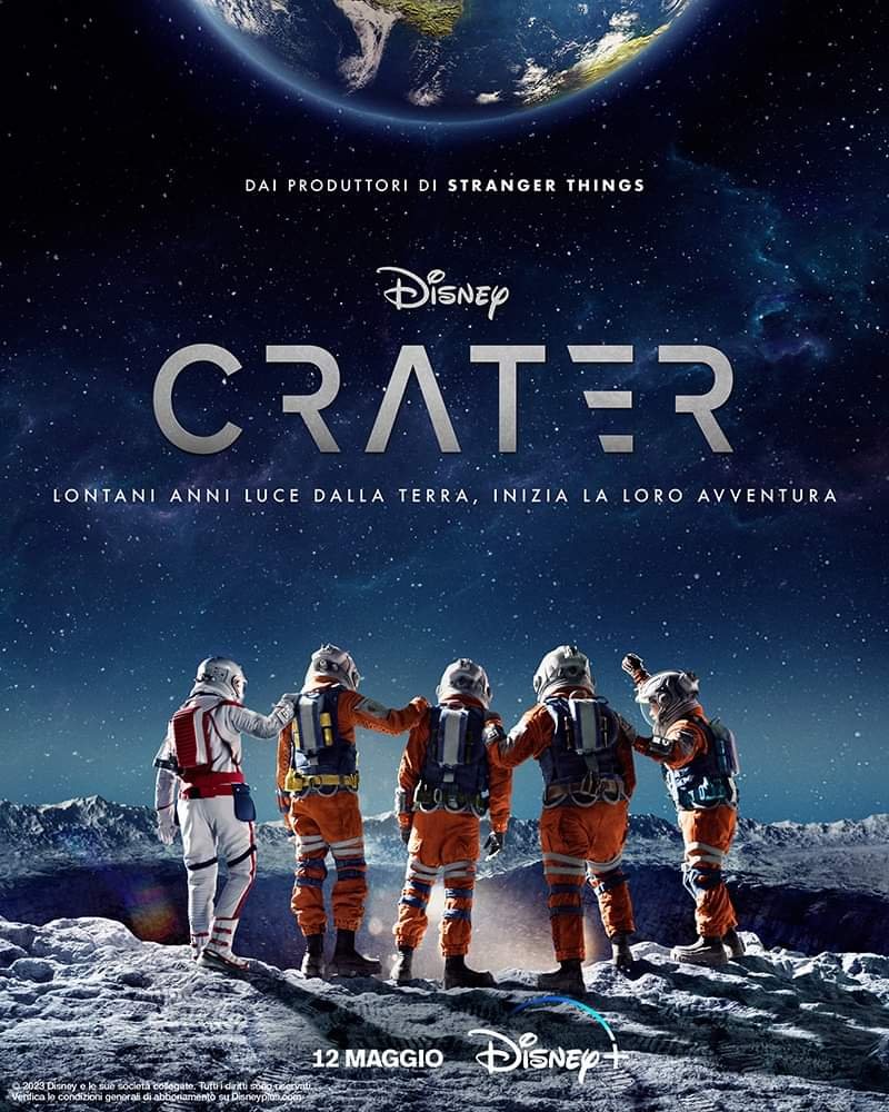 Crater poster ufficiale film - Gruppo dei protagonisti sulla luna tutti in cerchio
