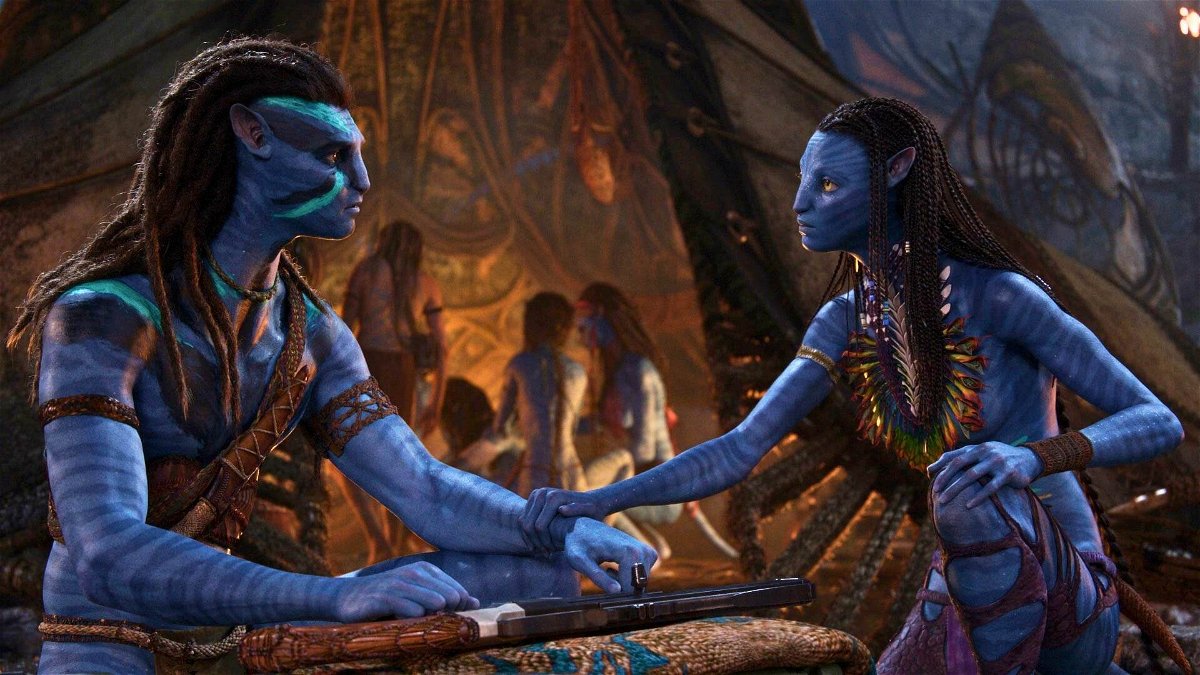 Avatar: La Via dell’Acqua - Jake e Neytiri si tengono per mano