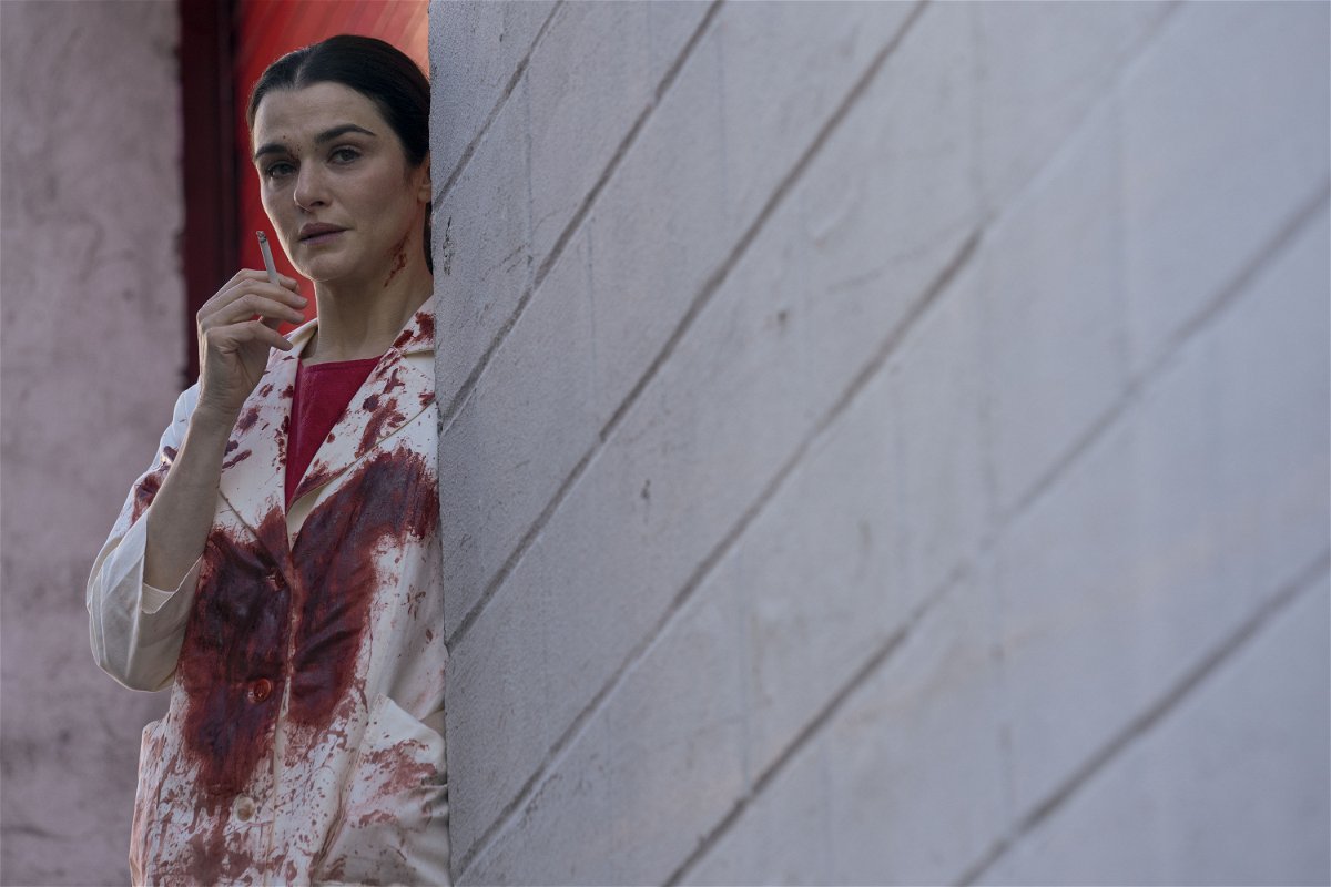 Rachel Weisz con il camice sporco di sangue si fuma una sigaretta