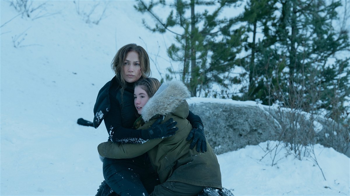 The Mother - Jennifer Lopez e Lucy Paez abbracciate sulla neve