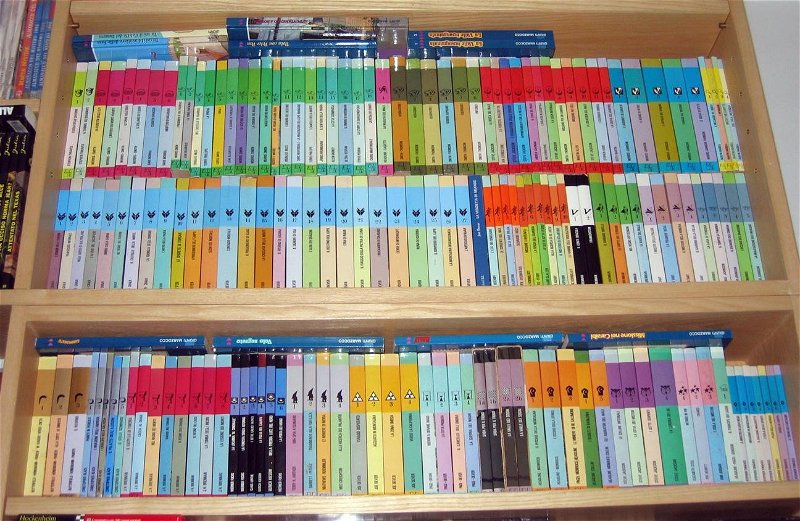 L'immagine di una libreria nella quale è presente l'intera collezione di librigame editi da EL