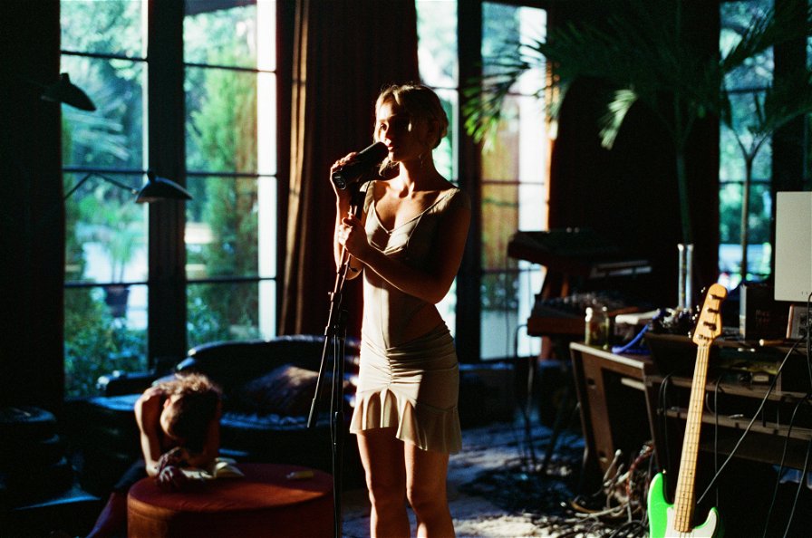 The Idol - Jocelyn canta in studio