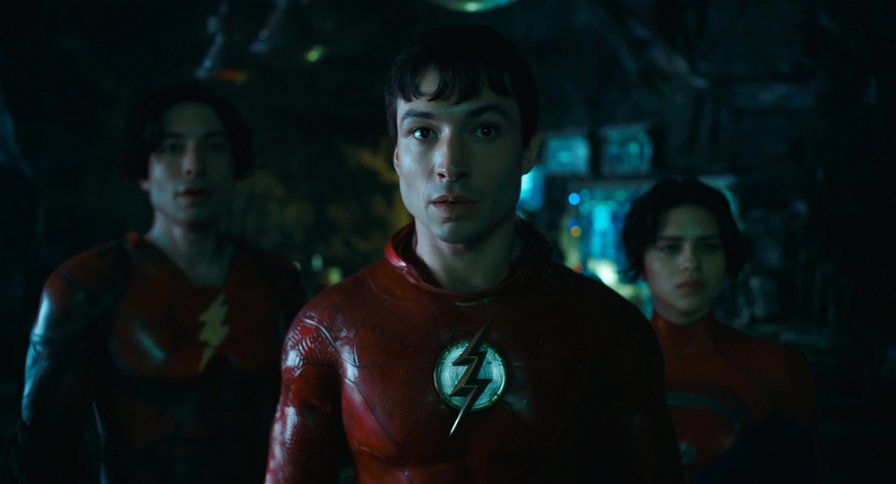 Barry Allen, Flash e Supergirl nella batcaverna in The Flash