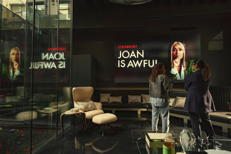 Black Mirror 6 - Due donne guardano uno schermo con su scritto "Joan is Awful"