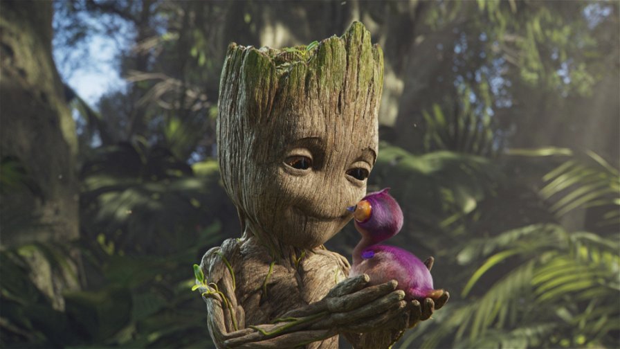 I am Groot 2 - Groot in una foresta con in mano un volatile viola