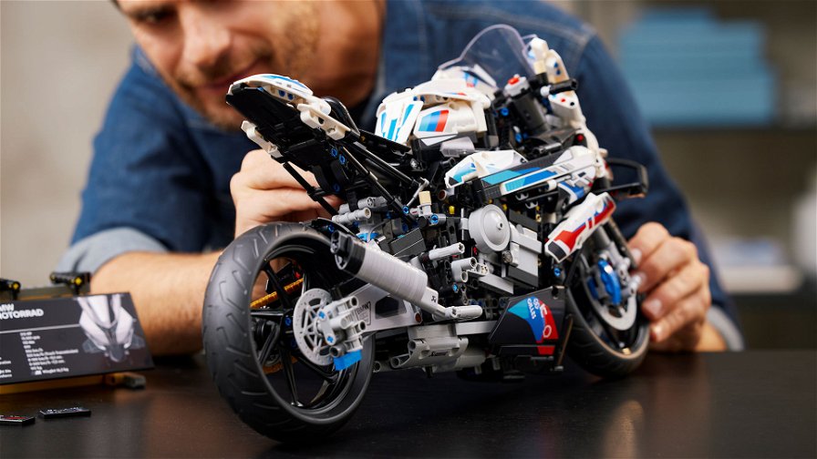 Nata per la pista e bella da costruire: LEGO BMW M 1000 RR
