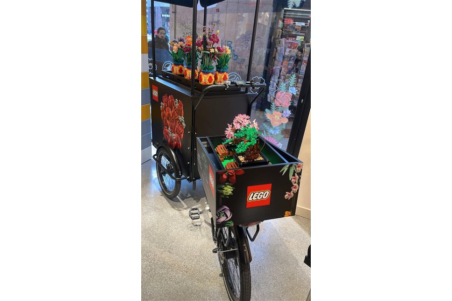 LEGO Italia celebra S. Valentino con una speciale bici fiorata