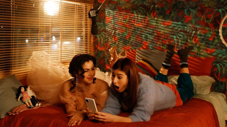 Pensati Sexy - Valentina Nappi e Diana Del Bufalo sul letto guardano il cellulare