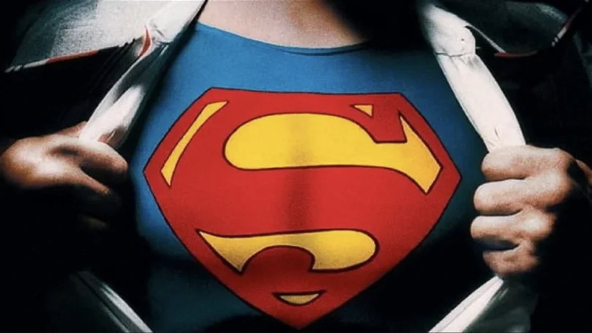 Immagine di James Gunn rivoluziona Superman Legacy: nuovo titolo e nuovo simbolo [GUARDA]