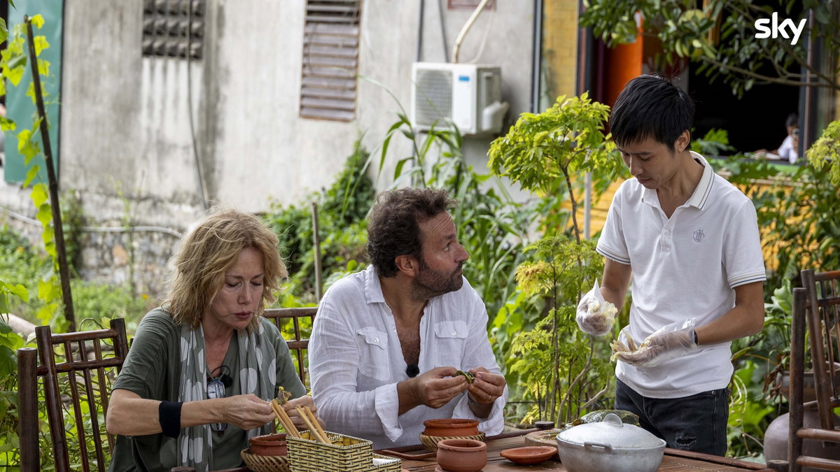 Immagine di Pechino Express 2024 - cosa è successo nella prima puntata: zuppa di tartaruga e scalini infiniti