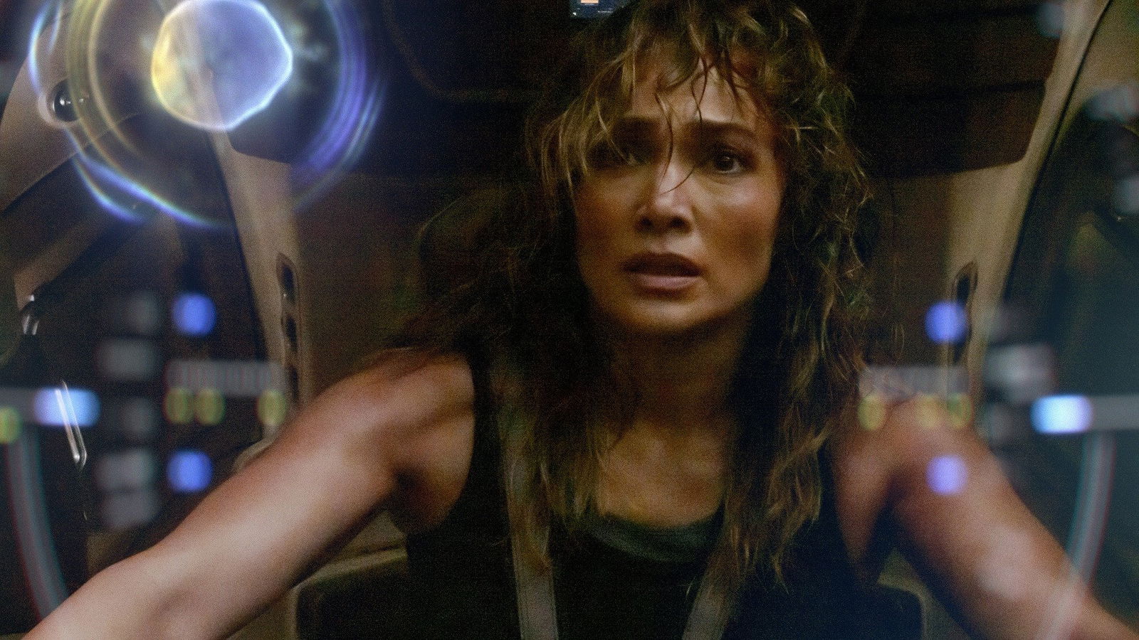 Immagine di Jennifer Lopez guida un mecha nel trailer di Atlas [GUARDA]