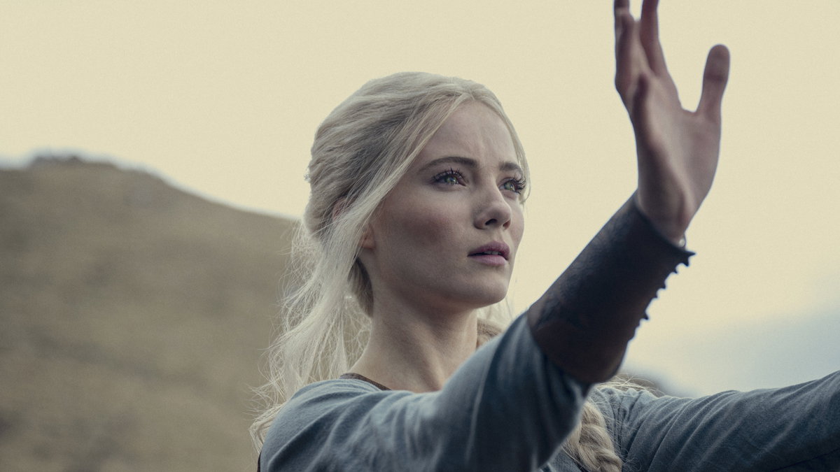 Immagine di The Witcher 4, Freya Allan difende la scelta di Liam Hemsworth