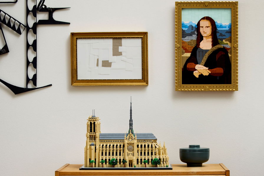 LEGO celebra Parigi con i set di Notre-Dame e della Mona Lisa