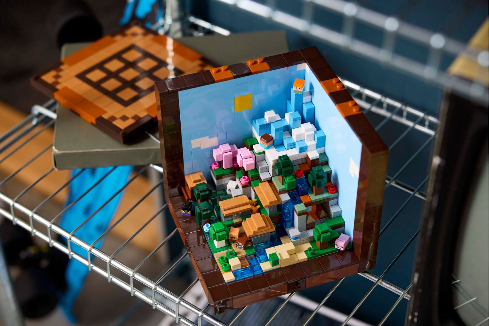 Immagine di LEGO presenta il set che celebra il 15° anniversario di Minecraft, il noto videogioco a blocchi