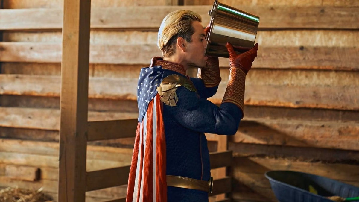 Immagine di The Boys: l'ossessione di Patriota per il latte spiegata da Antony Starr