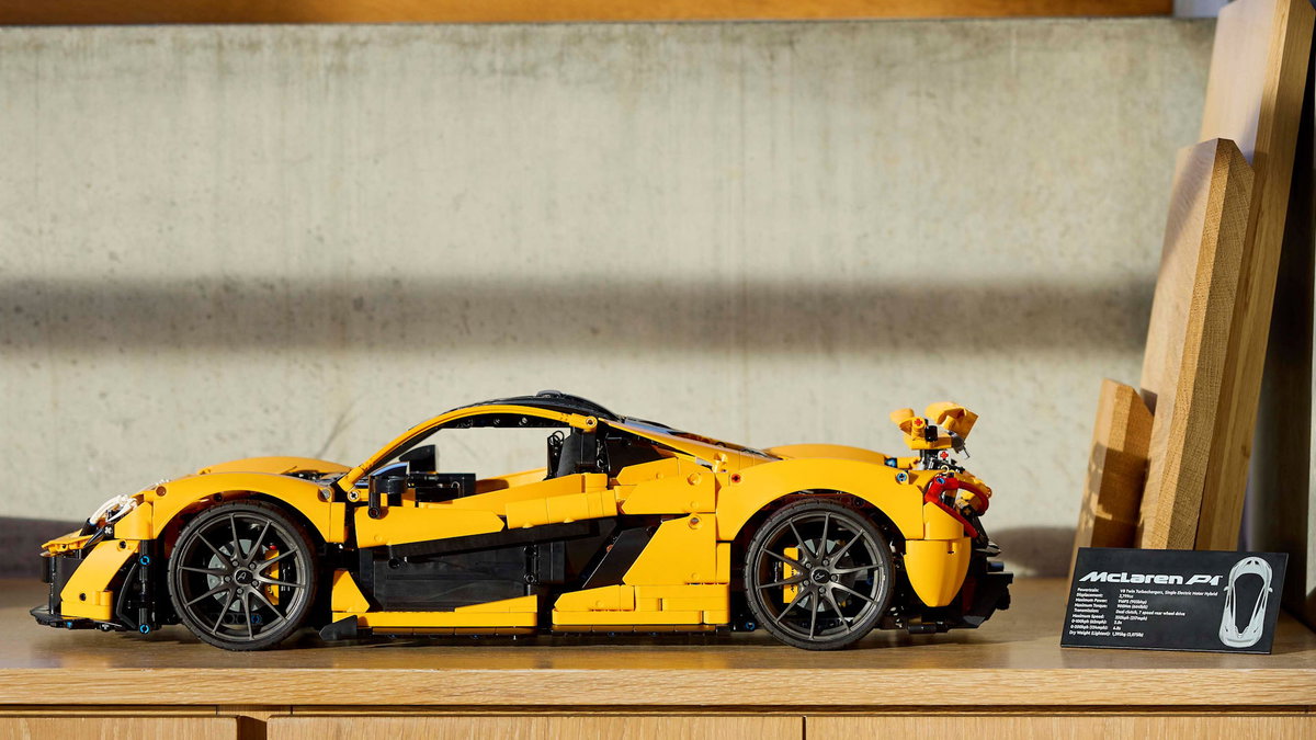 Immagine di LEGO Technic Ultimate Car Concept: è la McLaren P1 la nuova supercar 2024