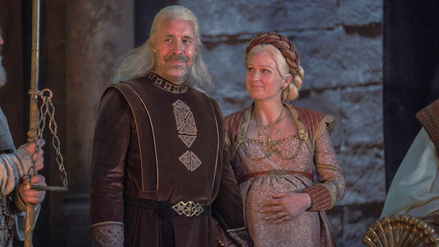 House of the Dragon - Viserys sorride vicino ad Aemma incinta