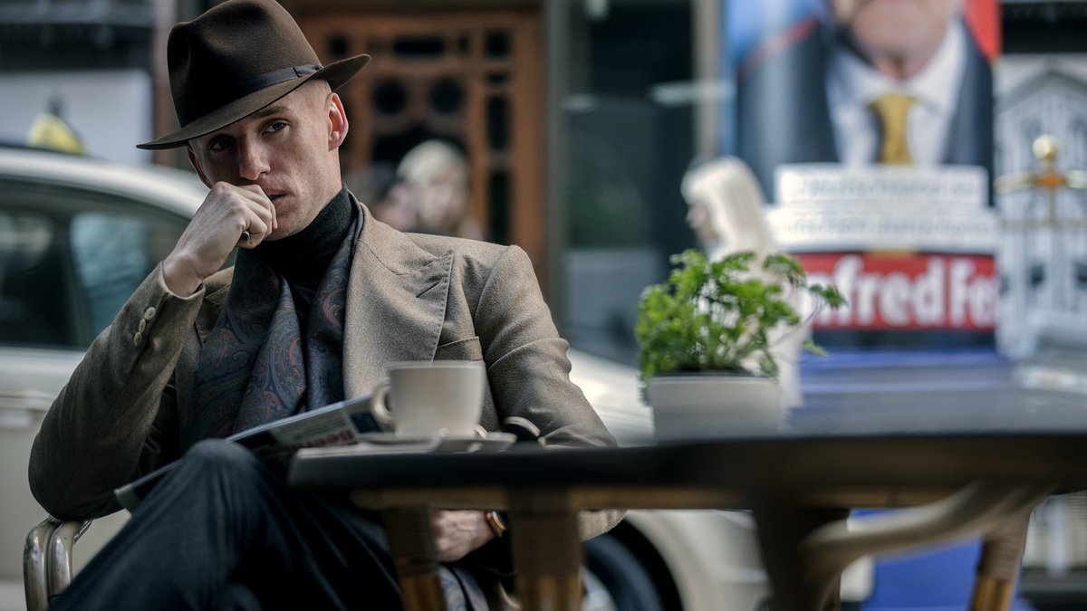 Immagine di Il Giorno dello Sciacallo: il full trailer della serie Sky Original con Eddie Redmayne