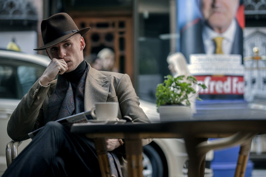 Il Giorno dello Sciacallo: il full trailer della serie Sky Original con Eddie Redmayne