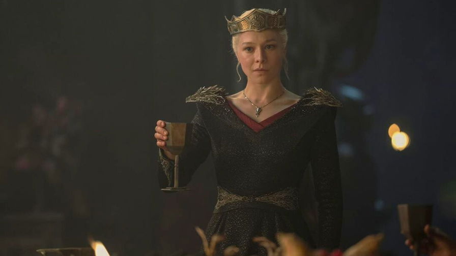 House of the Dragon 2 - Rhaenyra tiene in mano un calice