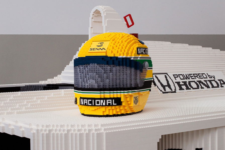 LEGO Italia e ACI Milano portano in mostra la McLaren di Senna in mattoncini