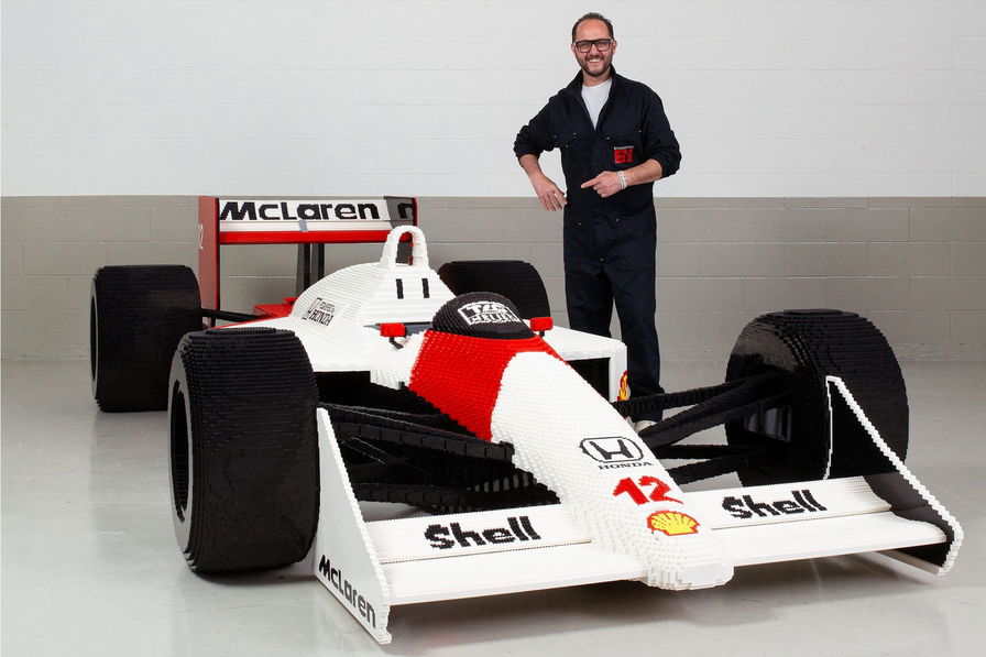 LEGO Italia e ACI Milano portano in mostra la McLaren di Senna in mattoncini