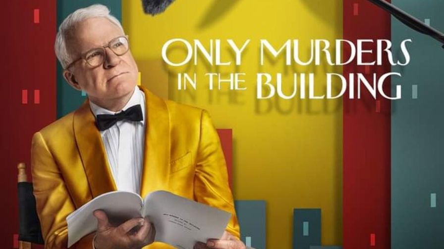 Only Murders in the Building 4 - Charles tiene in mano un copione