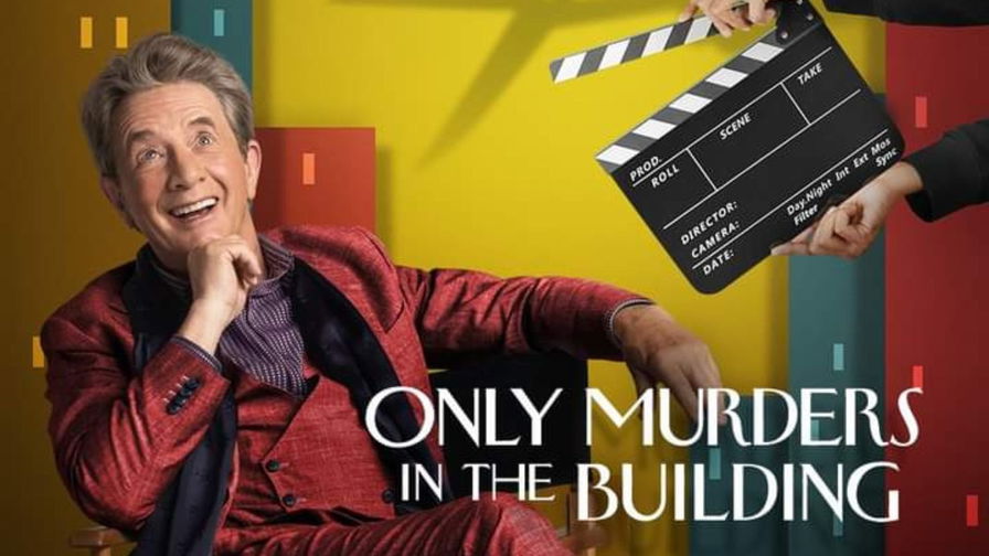 Only Murders in the Building 4 - Oliver sorride davanti al ciac