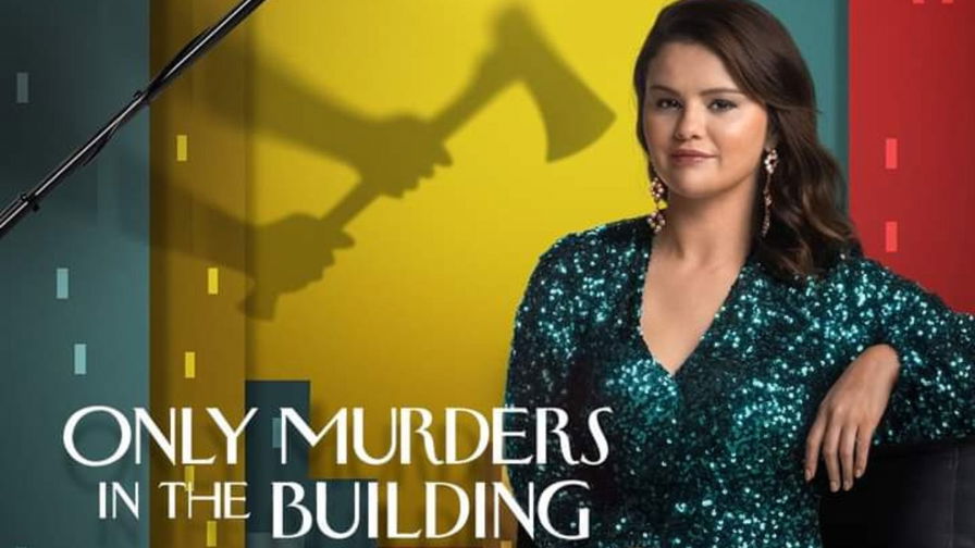 Only Murders in the Building 4 - Mabel sorride seduta a una sedia