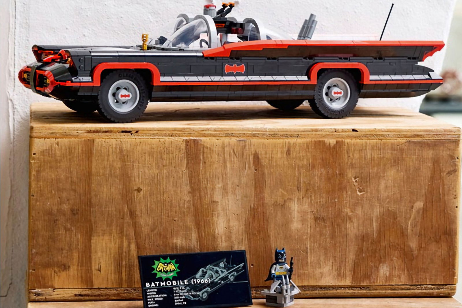 Kapov LEGO! Ecco le immagini ufficiali della Batmobile della Serie TV Classica