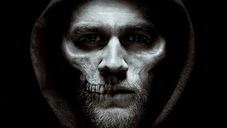 Copertina di Monster: Charlie Hunnam (Sons of Anarchy) sarà il killer Ed Gein nel true crime di Netflix