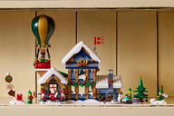 Copertina di LEGO Icons 10339 L’ufficio postale di Babbo Natale: il Villaggio invernale cresce!